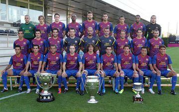 Foto oficial del Barcelona 2009/10 junto a los tres títulos conquistados la temporada anterior.