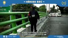 Policía de CDMX convence a mujer de no arrojarse de un puente