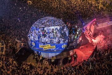 FC Porto players and coaching staff celebrate winning the title after the Primeira Liga match between FC Porto and Feirense at Estadio do Dragao on May 6, 2018 in Porto, Portugal.