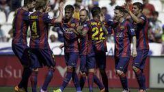 Los jugadores del Barcelona celebran la goleada en C&oacute;rdoba.