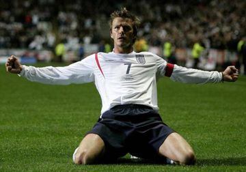 David Beckham celebrando un gol con Inglaterra.