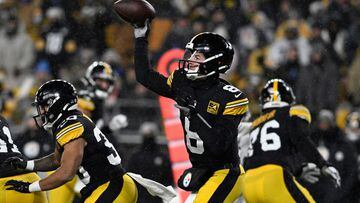 PITTSBURGH, PENNSYLVANIA - DECEMBER 24: Kenny Pickett #8 of the Pittsburgh Steelers throws the ball during the first quarter against the Las Vegas Raiders at Acrisure Stadium on December 24, 2022 in Pittsburgh, Pennsylvania.   Gaelen Morse/Getty Images/AFP (Photo by Gaelen Morse / GETTY IMAGES NORTH AMERICA / Getty Images via AFP)