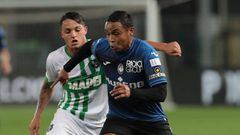 BERGAMO, ITALY - OCTOBER 15: Luis Muriel of Atalanta BC is put under pressure by Jeremy Toljan of US Sassuolo during the Serie A match between Atalanta BC and US Sassuolo at Gewiss Stadium on October 15, 2022 in Bergamo, Italy. (Photo by Emilio Andreoli/Getty Images)