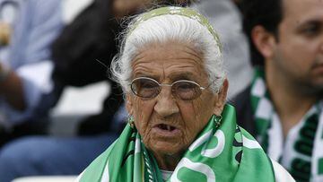 La abuela del Betis en un Real Betis-Real Madrid de la Liga.