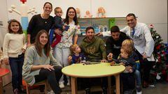 Messi y Luis Su&aacute;rez y Marta Torrej&oacute;n y Vicky Losada, del equipo femenino, ayer en la visita al hospital de Barcelona. 