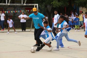 Sergio Ramos jugando con un niño en Piura (Perú)