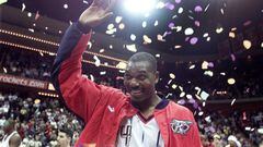 - Años en la NBA: 1984-2002 | -Equipos: Houston Rockets, Toronto Raptors | -Medias de su carrera: 21,8 puntos, 11,1 rebotes, 3,1 tapones | -Mejor temporada: (1992-93) 26,1 puntos, 13 rebotes, 4,2 tapones | -Méritos: 2 veces campeón, 1 vez MVP, 2 veces MVP de las Finales, 2 veces mejor defensor, 12 veces all star, 6 veces en el mejor quinteto. | Nacido en Nigeria y nacionalizado estadounidense, aunque jugó con la selección norteamericana (y fue oro olímpico en 1996), se le considera extranjero ya que estuvo jugando los primero nueves años de su carrera con nigeriano. Número 1 del histórico draft de 1984 (Michael Jordan, Charles Barkley y John Stockton), Olajuwon es uno de los mejores pívots de la historia. A mediados de los 90 llevó a los Rockets a sus dos únicos títulos derrotando primero a los Knicks de Patrick Ewing y después a los Magic de Shaquille O'Neal. Es el único jugador en la historia en ganar en la misma temporada el MVP, el premio al mejor defensor y el MVP de las Finales (1994). Nadie ha puesto más tapones que él (3.830) y es el único pívot en el top-10 de robos. Sus movimientos en ataque, inolvidables. Su capacidad defensiva, demoledora. 
