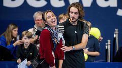 La tenista española Paula Badosa celebra junto a su novio, el tenista griego Stefanos Tsitsipas, la victoria de este en el cuadro de dobles del torneo de Amberes.
