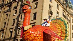 Los participantes del desfile gu&iacute;an una carroza de pavos en el desfile anual del D&iacute;a de Acci&oacute;n de Gracias de Macy&#039;s el 27 de noviembre de 2008 en la ciudad de Nueva York.