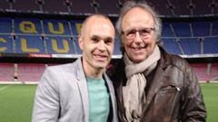 Andr&eacute;s Iniesta con Joan Manuel Serrat en el Camp Nou.