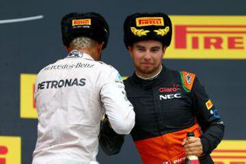 El mexicano Sergio Pérez, del equipo Sahara Force India de F1, celebra su tercer sitio en el Grand Premio de Rusia. Aquí Pérez es felicitado por Lewis Hamilton.