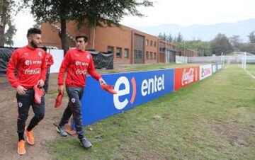 Mientras las canchas de Juan Pinto Durán son arregladas, la Roja entrenará en Quilín. En la imagen, Marco Medel y Juan Cornejo.
