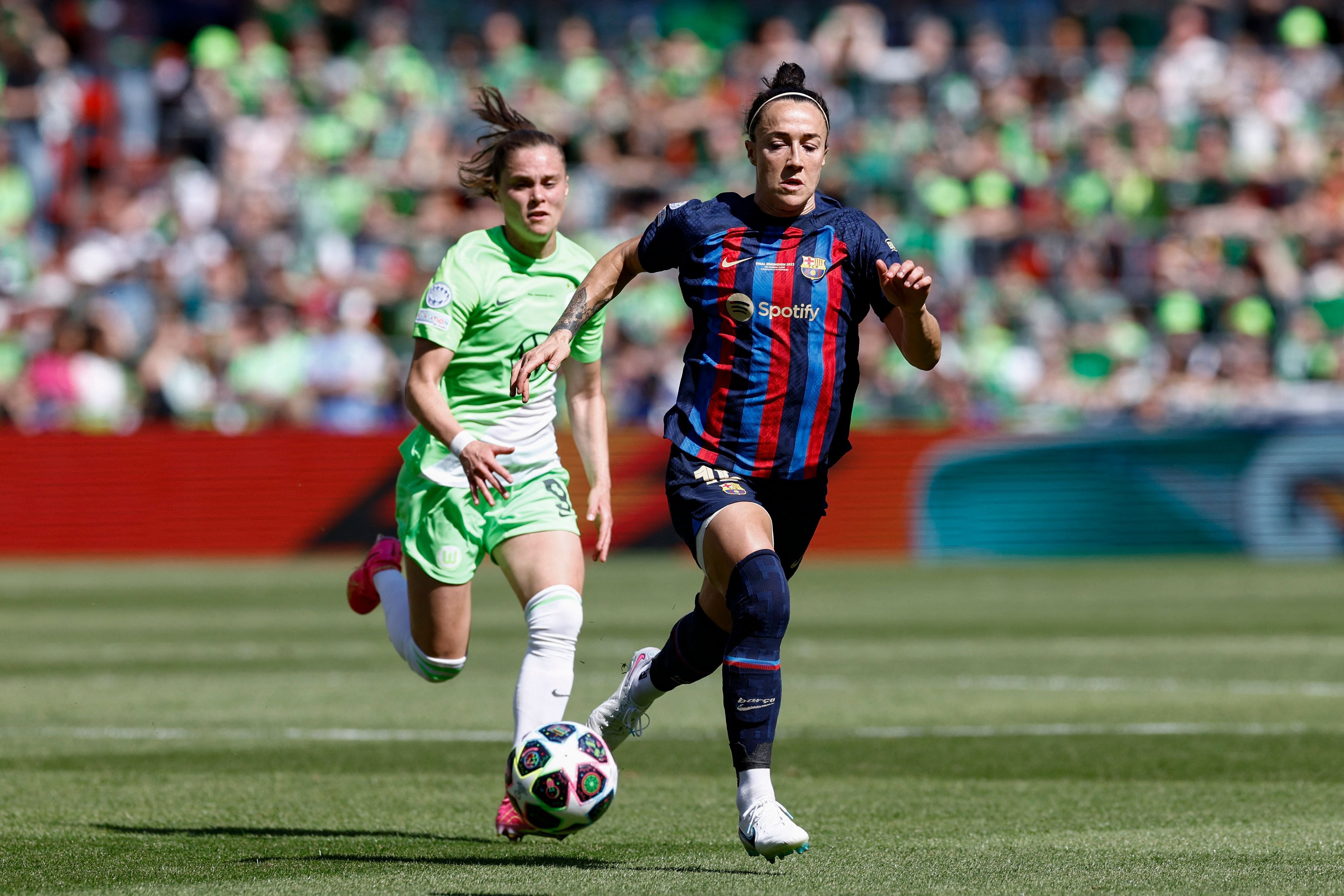 Wolfsburg's Polish forward Ewa Pajor (L) fights for the ball with Barcelona's English defender Lucy Bronze (R) during the UEFA Women's Champions League final football match between FC Barcelona and Wolfsburg in Philips Stadium, in Eindhoven, on June 3, 2023. (Photo by KENZO TRIBOUILLARD / AFP)