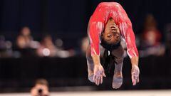 Simone Biles compite durante el ejercicio de suelo en los U.S. Gymnastics Olympic Trials en el Americax92s Center de St Louis, Missouri.