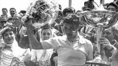 Poulidor con el trofeo, y tras &eacute;l Lina Morgan y Mary Santpere vestidas de chulaponas.