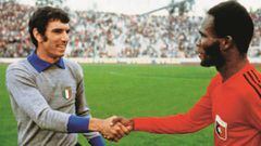 Dino Zoff felicita a Emmanuel Manno Sanno tras el partido entre Italia y Hait&iacute; en el Mundial de 1974