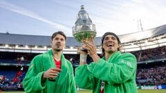 ROTTERDAM, NETHERLANDS - APRIL 17: Marco van Ginkel of PSV, Erick Gutierrez of PSV celebrating with the trophy  during the Dutch KNVB Beker  match between PSV v Ajax at the De Kuip on April 17, 2022 in Rotterdam Netherlands (Photo by Rico Brouwer/Soccrates/Getty Images)