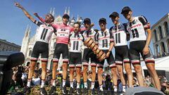 Tom Dumoulin celebra con sus compa&ntilde;eros su victoria en el Giro de Italia 2017.