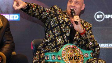 Tyson Fury sale del retiro para exponer su cintutón de los pesados del World Boxing Council en contra de Derek Chisora
