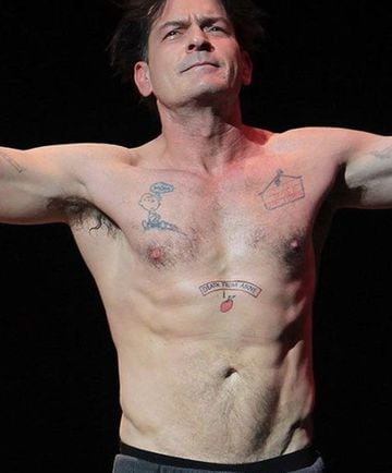 Charlie Sheen sin camiseta dejando al descubierto los tatuajes que luce en el pecho