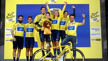 Equipo del Movistar, en el podio final del Tour de Francia femenino.