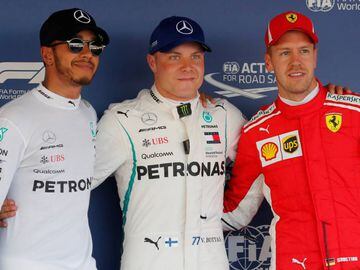 Formula One F1 - Russian Grand Prix - Sochi, Russia - September 29, 2018  Mercedes&#039; Valtteri Bottas (C) after qualifying in pole position with teammate Lewis Hamilton (L), who qualified second and Ferrari&#039;s Sebastian Vettel, who qualified third 