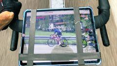 Tablet de Chris Froome acoplada con cinta a su bicicleta.