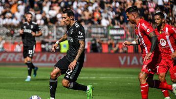Juventus' Argentinian forward Angel Di Maria controls the ball during the Italian Serie A football match between Monza and Juventus on September 18, 2022 at the Brianteo stadium in Monza. (Photo by MIGUEL MEDINA / AFP)