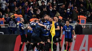 Inter Milan's Chilean forward Alexis Sanchez (R) and Inter players celebrate scoring their third goal during the Italian Cup (Coppa Italia) semifinal, second leg football match between Inter and AC Milan on April 19, 2022 at the San Siro stadium in Milan. (Photo by MIGUEL MEDINA / AFP) (Photo by MIGUEL MEDINA/AFP via Getty Images)