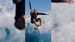 El fundador de Facebook practicando wakesurf agarrado al cable de un bote y surfeando una ola provocada por un barco. 