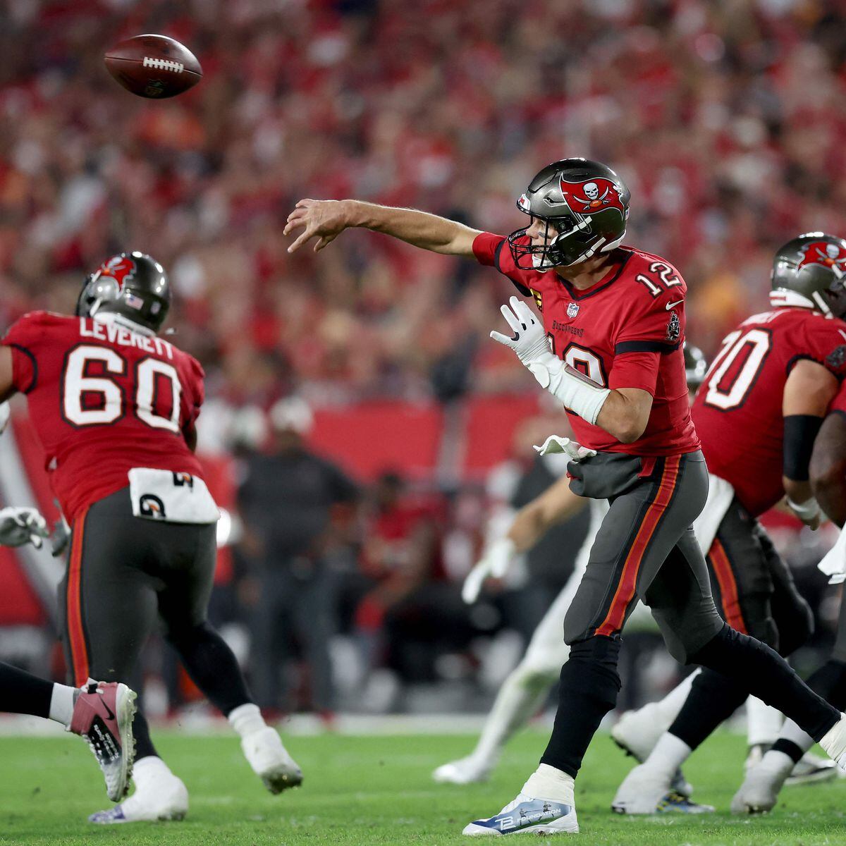 Tom Brady and Buccaneers struggle to find end zone, but still beat Cowboys