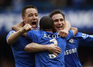 John Terry, Ashley Cole y Frank Lampard celebrando el título de Premier League de 2010.
4 Premiers League adornan el palmares de Terry. Pueden ser 5 si el Chelsea consigue el título este año