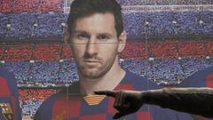 GRAFCAT948. BARCELONA (ESPA&Ntilde;A), 28/08/2020.- Vista de la estatua dedicada a Johan Cruyff con un cartel publicitario en el Camp Nou , d&iacute;as despu&eacute;s de que el delantero argentino del FC Barcelona, Leo Messi, enviara un burofax al club ca