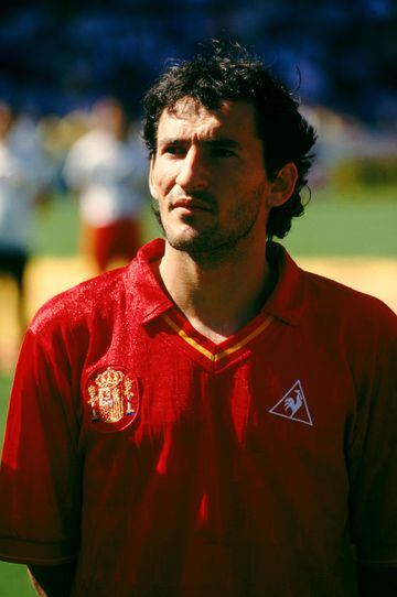 Nacido en Olaberría (Gipuzkoa) en 1964. Extremo izquierdo de velocidad, habilidad e inteligencia. 22 veces internacional. Ahora es director deportivo del Manchester City.