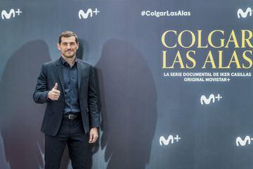 Iker Casillas posa en el photocall de la serie documental 'Colgar las alas'.