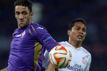 Fiorentina's Argentinian defender  Gonzalo Rodriguez (L)  vies for the ball with Sevilla's Colombian  forward Carlos Bacca during the UEFA Europa League second leg semi-final football match Fiorentina vs Sevilla at the Artemio Franchi Stadium in Florence on May 14, 2015. AFP PHOTO / FILIPPO MONTEFORTE