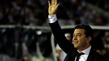 River Plate&#039;s team coach Marcelo Gallardo waves to supporters before their Argentina First Division 2019 Superliga Tournament football match against San Lorenzo, at El Monumental stadium, in Buenos Aires, on December 8, 2019. (Photo by ALEJANDRO PAGNI / AFP)