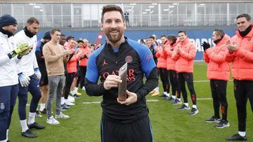 Leo Messi, con el trofeo que recibió del PSG para celebrar su triunfo en el Mundial.