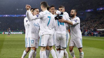 Los jugadores del Real Madrid celebran el gol de Casemiro (1-2) al PSG.