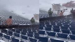 Fans de Buffalo Bills ayudan a remover la nieve de las gradas del estadio tras la intensa nevada