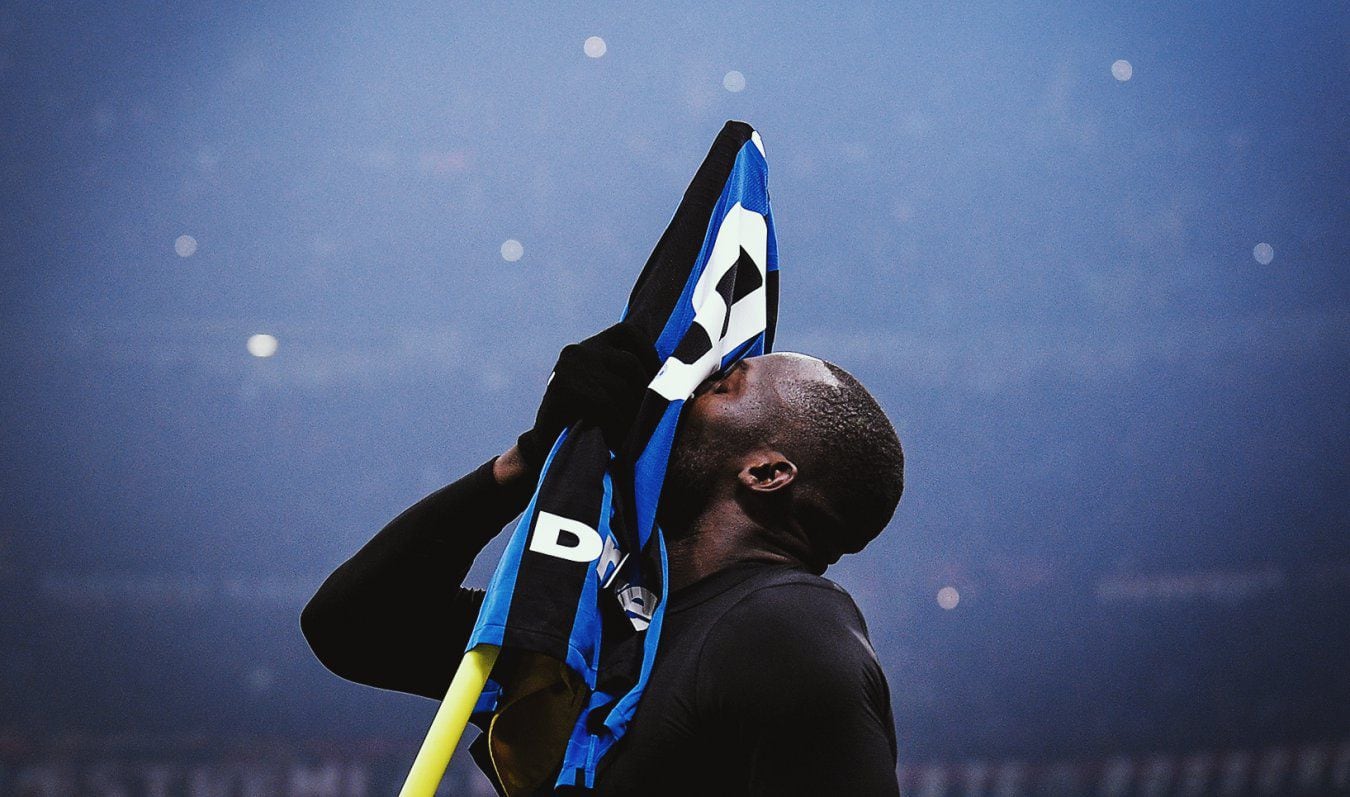 El delantero del Inter de Milán Romelu Lukaku celebra un gol en el derbi de milán. 