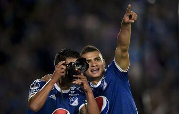 La celebración especial de Macalister Silva tras marcar el cuarto gol de Millonarios. El volante buscó tomar una foto a su familia que estaba en El Campín.