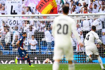 Real Madrid 0-1 Levante | Pase en largo de Postigo, que no logró desviar Varane, y se aprovechó el 'Comandante' para plantarse en solitario ante Courtois al que regateó y batió. 