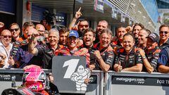 Aleix Espargaró junto con su equipo celebrando la pole en el Gran premio de España de MotoGP.