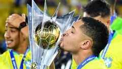 Brazil's Vitor Roque kisses the trophy after winning the South American U-20 football championship after defeating Uruguay 2-0 in their final round match, at El Campin stadium in Bogota, on February 12, 2023. (Photo by DANIEL MUNOZ / AFP)