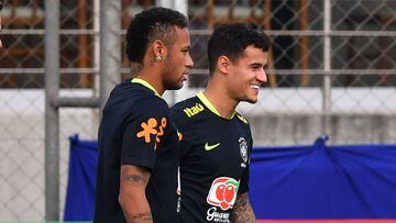 Phillipe Coutinho y Neymar, durante un entrenamiento de la selecci&oacute;n de Brasil.