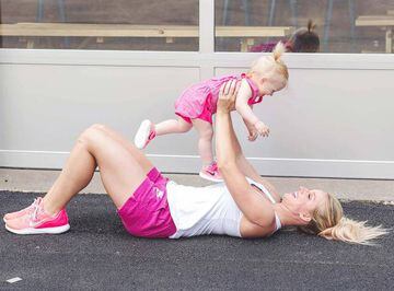 Hacer pesas con un bebé será un ejercicio de contacto visual perfecto para ambos.