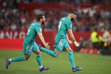 MADRID, SPAIN - 17 April: Karim Benzema of Real Madrid celebrates after scoring his sides first goal during the LaLiga Santander match between Sevilla FC and Real Madrid CF at Estadio Ramon Sanchez Pizjuan on April 17, 2022 in Seville, Spain. (Photo by Jose Hernandez/Anadolu Agency via Getty Images)