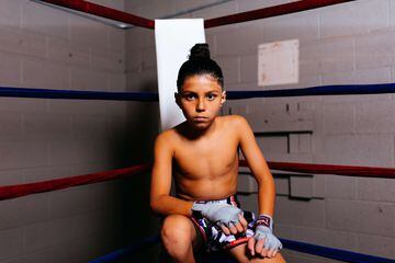 Ryan Martinez es un luchador amateur de tan solo diez años que busca obtener su segundo cinturón en la categoría de peso de 65 libras en una próxima pelea. Las fotografías  son un posado para “Chapito's Boxing Gym.