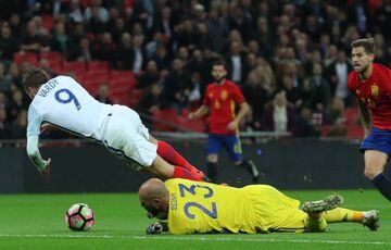 Britain Football Soccer - England v Spain - International Friendly - Wembley Stadium - 15/11/16 Spain's Pepe Reina fouls England's Jamie Vardy and a penalty is awarded to England Reuters / Eddie Keogh Livepic